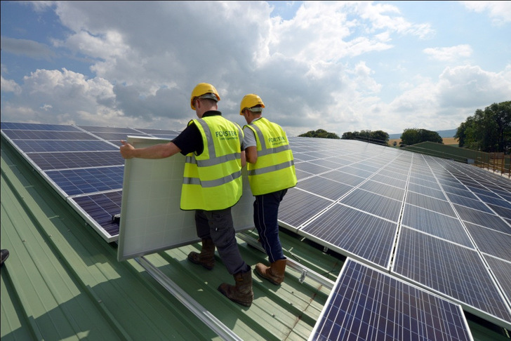 Auch Klempner sollen in Zukunft in der Lage sein, Solaranlagen zu installieren – vor allem auf Blechdächern. - © Forster Energy/Solar Trade Association