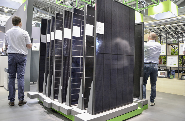 Die Hersteller zeigen auf der Intersolar in München auch die neuesten Glas-Glas-Module. Viele sind für die Integration in Fassaden und zur Überkopfverglasung geeignet. - © Foto: Velka Botička Die Hersteller zeigen auf der Intersolar in München auch die neuesten Glas-Glas-Module. Viele sind für die Integration in Fassaden und zur Überkopfverglasung geeignet.