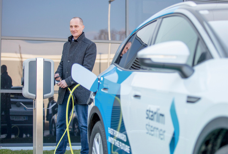 Der Spritzgusshersteller Starlim stellt sukzessive auf Elektromobilität um. Doch irgendwann stößt die Netzanschlussleistung an ihre Grenzen. Dann muss eine Lösung her. - © Foto: Fronius International Der Spritzgusshersteller Starlim stellt sukzessive auf Elektromobilität um. Doch irgendwann stößt die Netzanschlussleistung an ihre Grenzen. Dann muss eine Lösung her.