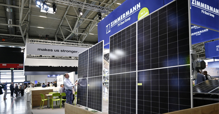 Der Tracker von Zimmermann PV-Stahlbau hat den Vorteil, dass er in eine senkrechte Position gefahren werden kann. - © Foto: Velka Botička Der Tracker von Zimmermann PV-Stahlbau hat den Vorteil, dass er in eine senkrechte Position gefahren werden kann.