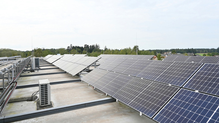 Immer mehr Gewerbe- und Industriebetriebe wollen ihre Energiekosten mit eigenem Solarstrom absichern. - © Velka Botička Immer mehr Gewerbe- und Industriebetriebe wollen ihre Energiekosten mit eigenem Solarstrom absichern.