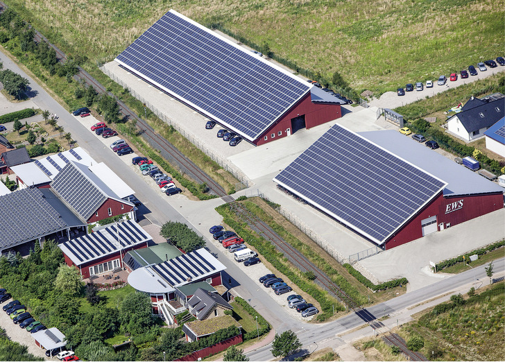Die Zentrale von EWS aus der Luft: Hier befinden sich große Lager für Module, Wechselrichter, Montageteile und Speichersysteme. - © Foto: EWS Die Zentrale von EWS aus der Luft: Hier befinden sich große Lager für Module, Wechselrichter, Montageteile und Speichersysteme.