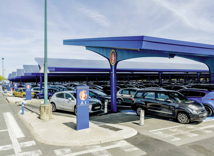 Der erste Teil der solaren Überdachung des Parkplatzes in Disneyland Paris ist schon fertiggestellt. - © Foto: Disney/Sylvain Cambon Der erste Teil der solaren Überdachung des Parkplatzes in Disneyland Paris ist schon fertiggestellt.