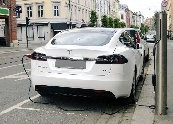 Egal, ob öffentlich oder in der heimischen Garage: Ladesäulen und Wallboxen sollten regelmäßig geprüft werden. - © Foto: Velka Botička Egal, ob öffentlich oder in der heimischen Garage: Ladesäulen und Wallboxen sollten regelmäßig geprüft werden.