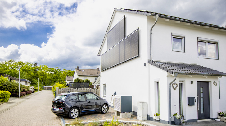 Dieses Gebäude wird mit einer Wärmepumpe beheizt, die wiederum mit Solarstrom betrieben wird. Im Webinar wird die Lösung detailliert beschrieben. - © Foto: Solarwatt Dieses Gebäude wird mit einer Wärmepumpe beheizt, die wiederum mit Solarstrom betrieben wird. Im Webinar wird die Lösung detailliert beschrieben.