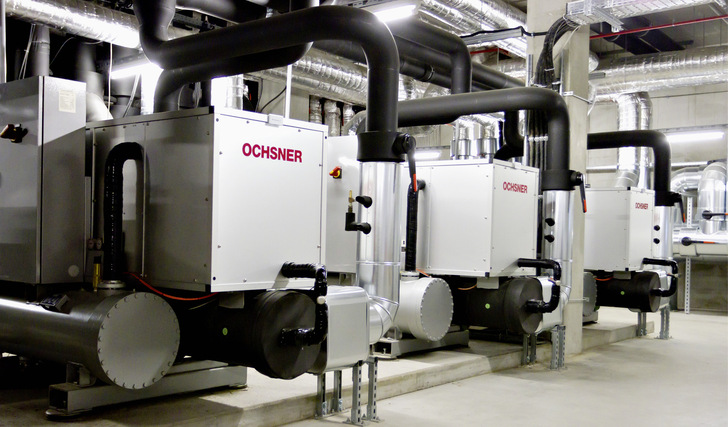 Größere Wärmepumpen 
bei Ikea in Berlin. - © Foto: Ochsner Größere Wärmepumpen 
bei Ikea in Berlin.