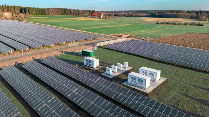 Kombi für die Zukunft: Batteriespeicher und Solarpark im baden-württembergischen Villingen-Schwenningen. - © Baywa r.e. Kombi für die Zukunft: Batteriespeicher und Solarpark im baden-württembergischen Villingen-Schwenningen.