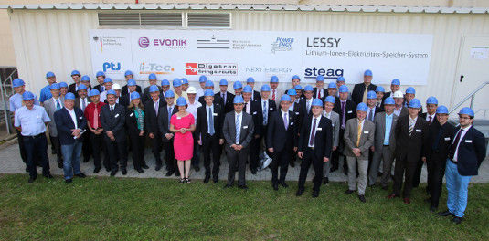 Großspeicher sind in der Lage, Netzdienstleistungen zu erbringen. Der Testspeicher in Völklingen soll das nachweisen. Bei der Inbetriebnahme waren die Projektpartner anwesend. - © Evonik Industries/STEAG
 Großspeicher sind in der Lage, Netzdienstleistungen zu erbringen. Der Testspeicher in Völklingen soll das nachweisen. Bei der Inbetriebnahme waren die Projektpartner anwesend.