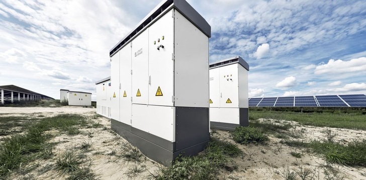 Große Wechselrichter können das Netz wirksam entlasten und erheblich Kosten für den Netzumbau sparen. Doch dazu müssen sie mit den Leitwarten der Netzbetreiber kommunizieren dürfen. - © SMA AG
 Große Wechselrichter können das Netz wirksam entlasten und erheblich Kosten für den Netzumbau sparen. Doch dazu müssen sie mit den Leitwarten der Netzbetreiber kommunizieren dürfen.
