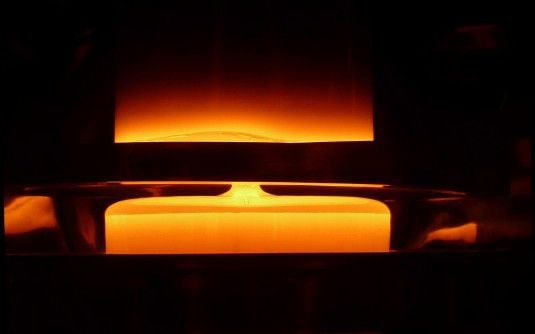Beim Float-Zonen-Verfahren schwebt der Vorratsstab in der Induktionsspule. Damit kommt er nicht mit dem Schmelztiegel in Berührung. - © Fraunhofer-Centrum für Silizium-Photovoltaik (CSP)
 Beim Float-Zonen-Verfahren schwebt der Vorratsstab in der Induktionsspule. Damit kommt er nicht mit dem Schmelztiegel in Berührung.