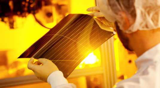 Im Studium gehen die Dozenten auch auf die Dünnschichttechnologien wie die organische Photovoltaik ein. - © Heliatek
 Im Studium gehen die Dozenten auch auf die Dünnschichttechnologien wie die organische Photovoltaik ein.