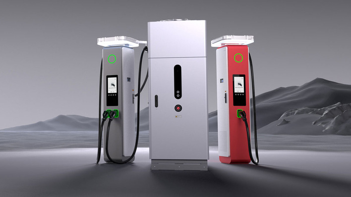 Zwei moderne Ladestationen für Elektrofahrzeuge mit Bildschirmen, eingebettet in eine minimalistische, graue Außenlandschaft. - © Huawei Digital Power