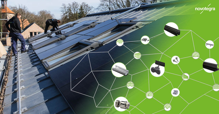 Zwei Arbeiter installieren Solarmodule auf einem Dach; auf dem Overlay sind die Komponenten des Montagesystems und das novotegra-Logo zu sehen. - © novotegra