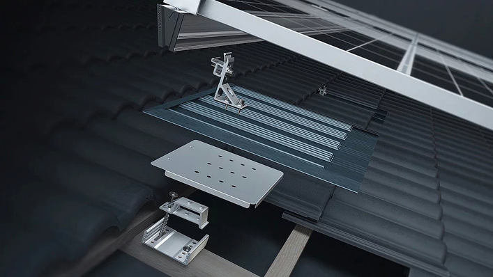 © Aerocompact Der integrierte Dachhaken mit Dachersatzziegel: der Compactpitch XM-F Reptile.