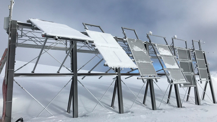 © ZHAW Wädenswil Wenig überraschend: Je steiler der Anstellwinkel der Module, desto weniger Einfluss hat der Schneefall auf den Ertrag. Doch die Details der Messungen sind spannend für künftige Planungen.