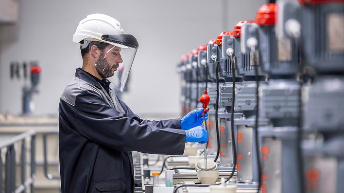 © Daimler Benz Die Mercedes-Benz Batterie-Recyclingfabrik deckt erstmalig in Europa alle Schritte des Batterierecyclings ab.