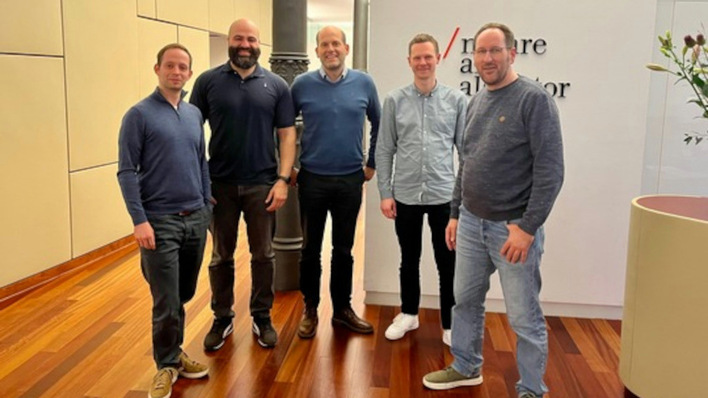 © Green Planet Energy Die Zusammenlegung ist besiegelt: Remi Gruszka, Geschäftsführer von Green Planet Solutions, Arsalan Zangeneh von Hello Sun, Sönke Tangermann von Green Plnaet Energy, Mathias Weidle von Green Planet Solutions und Marcel Kummerfeld, Gschäftsführer von Hello Sun (v.l.n.r.) haben die Übernahme von Hello Sun beschlossen.