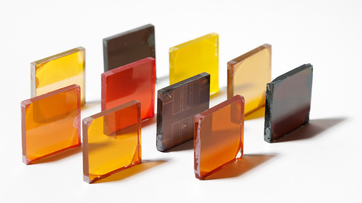 © HZB, M. Setzpfandt Perowskit-Materialien für Solarmodule kommen in vielfältigen Farben vor, die ihre jeweiligen optischen Eigenschaften widerspiegeln.