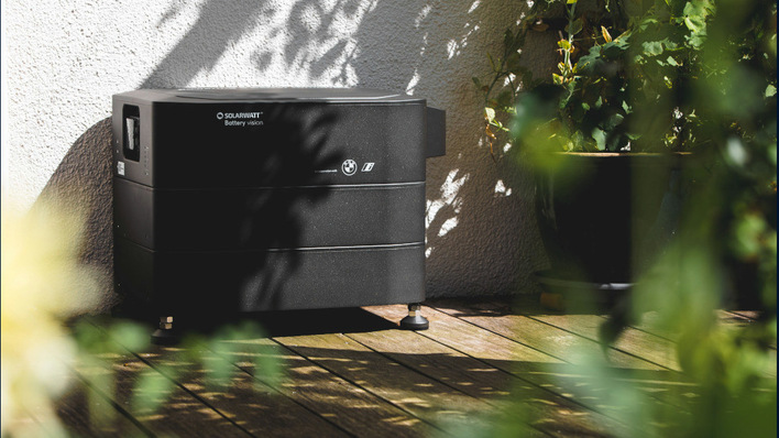 © Solarwatt Der neue Speicher im BMW-Design ist modular aufgebaut. Er löst das bisherige Gerät von Solarwatt ab.