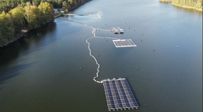 © Ecotec Deutschland Drei verschiedene Anlagensysteme mit jeweils 30 Kilowatt schwimmen auf dem Mortkasee.
