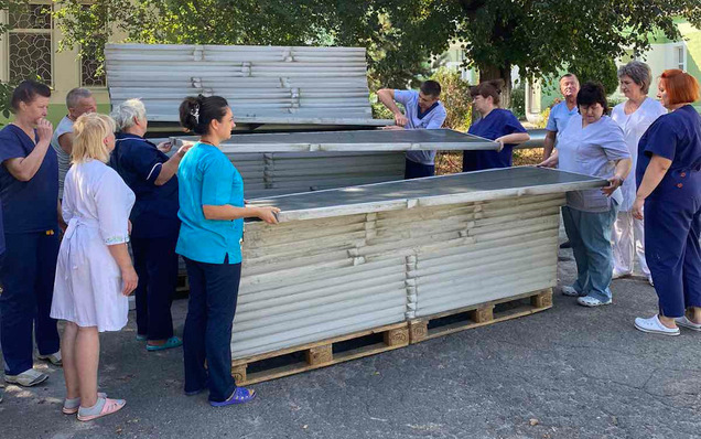 © Biohaus-Stiftung Das Personal der Kinderklinik in Charkiv packt selbst an und lädt die Solarmodule vom LKW.