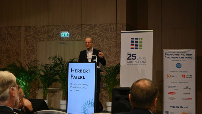© Velka Botička Herbert Paierl, Präsident von PV Austria, präsentiert die aktuellen Zubauzahlen auf der diesjährigen Herbstkonferenz in Wien.