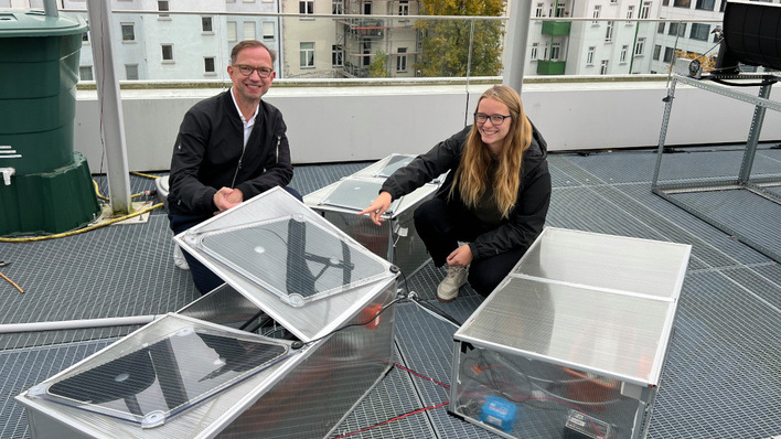 © HTWK Leipzig Laura Ruminger und Professor Mathias Rudolph errichten den Versuchsstand auf der Dachterrasse der HTWK in Leipzig.