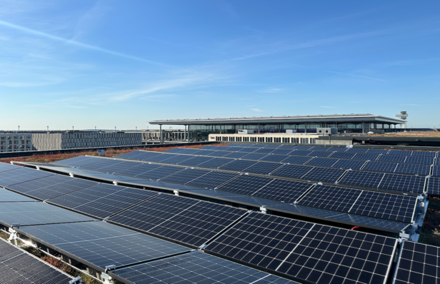 © Flughafen Berlin Brandenburg Am Flughafen BER werden bis zum Frühjahr 2025 drei Photovoltaikanlagen auf den Dächern der Parkhäuser P3, P7 und P8 direkt vor dem Terminal 1 errichtet.