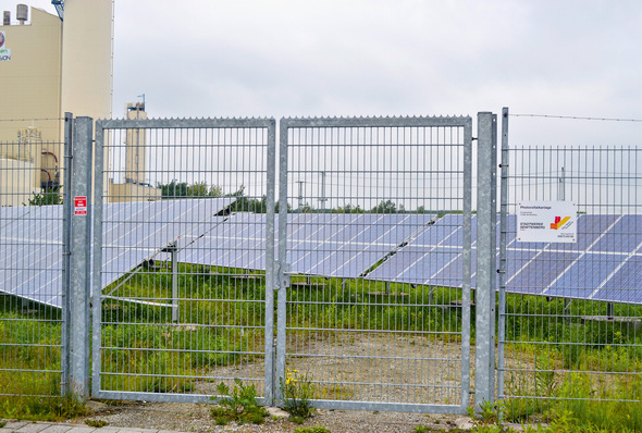 © Foto: Velka Botička Der Weg zur Beute ist versperrt. An Photovoltaikzäune stellen Versicherungen und auch die Polizei Anforderungen, damit der Schutz wirklich funktioniert.