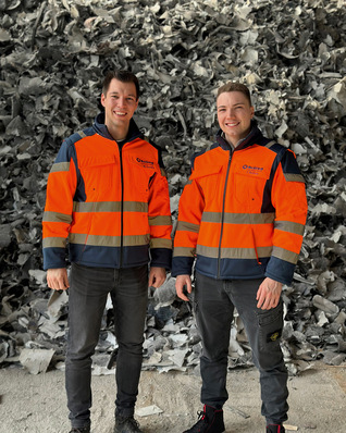 © Foto: Reiling PV-Recycling Malte Fislake (links) leitet das Werk für Modulrecycling in Münster. Tom Reiling (rechts) ist Geschäftsführer von Reiling PV-Recycling.