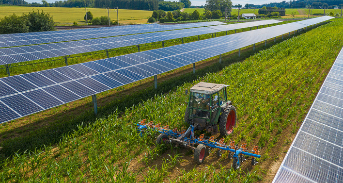 © Foto: Öko-Haus/Matthias Baumgartner Diese Solarmodule stellen sich senkrecht, wenn der Schlepper das Feld bearbeitet.