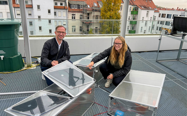 © Foto: HTWK Laura Ruminger und Professor Mathias Rudolph an der Testanlage auf dem Dach der Hochschule.