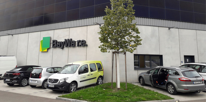 © Foto: Heiko Schwarzburger Fassadenanlage an der neuen Halle von Baywa r.e. in Tübingen. Die Module stammen von Meyer Burger.