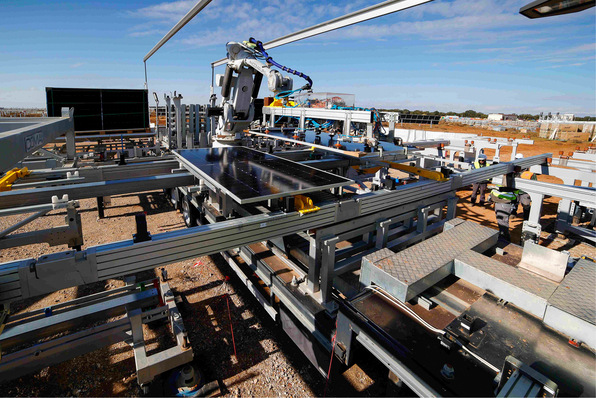 © Foto: Comau Die Automatisierung verkürzt die Montagezeit für die Solarmodule um die Hälfte.