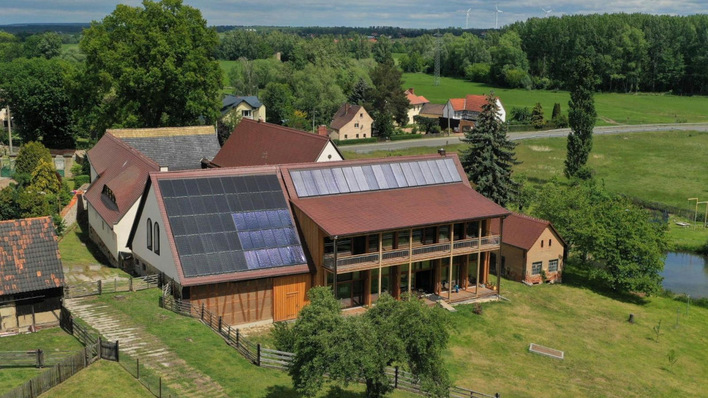 © Hofgut Erler/Sonnenhaus-Institut Dieser Scheune wurde nachhaltig mit Solartechnik modernisiert.