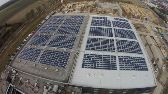 © IBC Solar In Niedersachsen müssen alle neu gebauten Dächer jetzt mit einer Solaranlage versehen werden, wenn sie größer als 50 Quadratmeter sind. Gieseke Rufin hat mit dem Neubau seiner Niederlassung in Hannover auch ohne Pflicht eine Photovoltaikanlage gebaut.