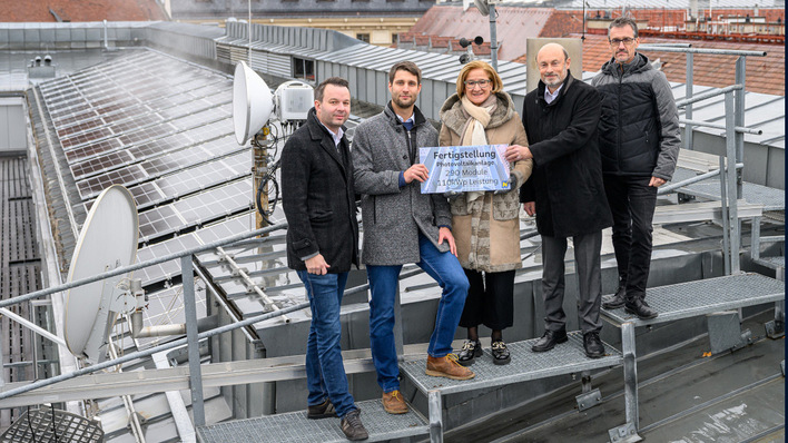 © NLK Burchhart Die Landeshauptfrau Johanna Mikl-Leitner (Mitte) hat zusammen mit Christoph Reiter-Havlicek, Leiter der Gebäudeverwaltung des Landes Niederösterreich, Felix Haselbacher, Geschäftsfüphrer von ITB, Karl Dorninger, Projektleiter im Land, und Christian Baumgartner, Projektleiter bei ITB, die Sonnenstromproduktion auf dem Dach des Palais in Wien gestartet.