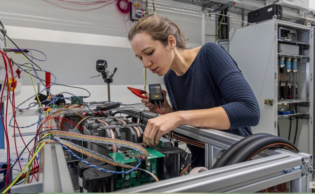 © Fraunhofer ISE Die am Fraunhofer ISE entwickelt Mittelspannungs-Systemtechnik für Schnellladestationen ermöglicht Spitzenlasten von mehreren Megawatt.