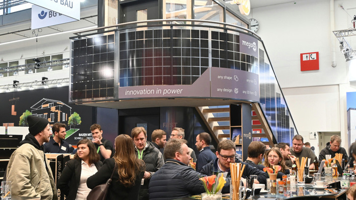 © Velka Botička Das Interesse an der Photovoltaik auf der Bau 2025 war groß. Auch auf dem Stand von Megasol, wo das Unternehmen unter anderem die gebogenen kristallinen Module gezeigt hat.