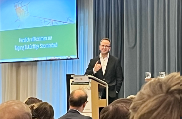 © Niels H. Petersen Der Präsident der Bundesnetzagentur, Klaus Müller, erlaubt einen Blick in seine Werkstatt.