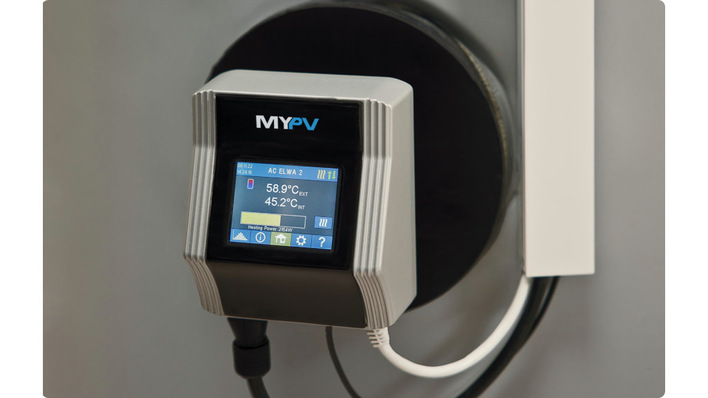 © My PV Über das neue Touchdisplay wird der  AC ELWA 2  in Betrieb genommen und gesteuert.