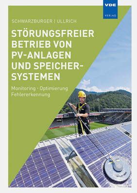 Person inspiziert Solarmodule auf einem Dach mit Bergen im Hintergrund; deutscher Text überlagert. - © Foto: VDE Verlag