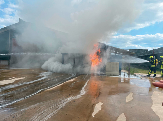 © Foto: Feuerwehr Nordhorn Überhitzte Trafos können in Brand geraten und erhebliche Ausfälle verursachen. Solche Schäden sind speziell abzusichern.