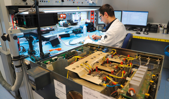 © Bild: BVS Ein Techniker in der Werkstatt von BVS in Hanau bei der Arbeit.