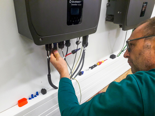 © Foto: Heiko Schwarzburger Der neue Speicher von Solarwatt lässt sich sehr einfach montieren. Und er wächst mit seinen Aufgaben.
