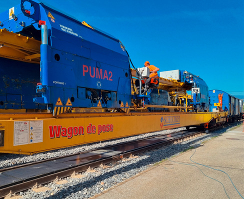 © Foto: Sun-Ways Die Maschine verlegt automatisch Module ins Gleisbett.