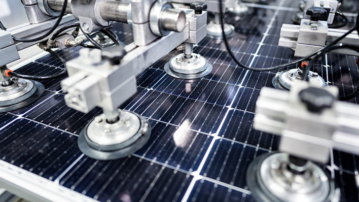 © Oliver Tjaden Der TÜV Rheinland betreibt in Köln ein großes Labor zur Untersuchung von Solarmodulen.