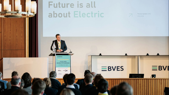 © BVES Speicher sichern die hohe Ladeleistung ab, betont Thomas Speidel, Geschäftsführer von ADS-TEC, auf der Konferenz des BVES zum Thema Elektromobiltät.
