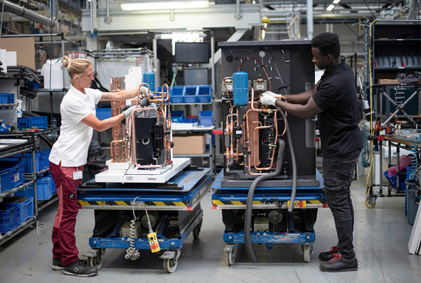 © Foto: Stiebel Eltron Fertigung des Kältekreises bei Stiebel Eltron in Holzminden.