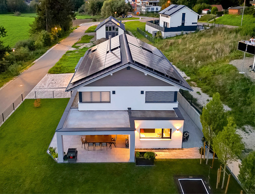 © Foto: Haller Energiefreiheit Auf dem Einfamilienhaus in Riedlingen liegen 27,75 Kilowatt Solarleistung für die Infrarotheizungen, die Warmwasserbereitung und den Haushaltsstrom.